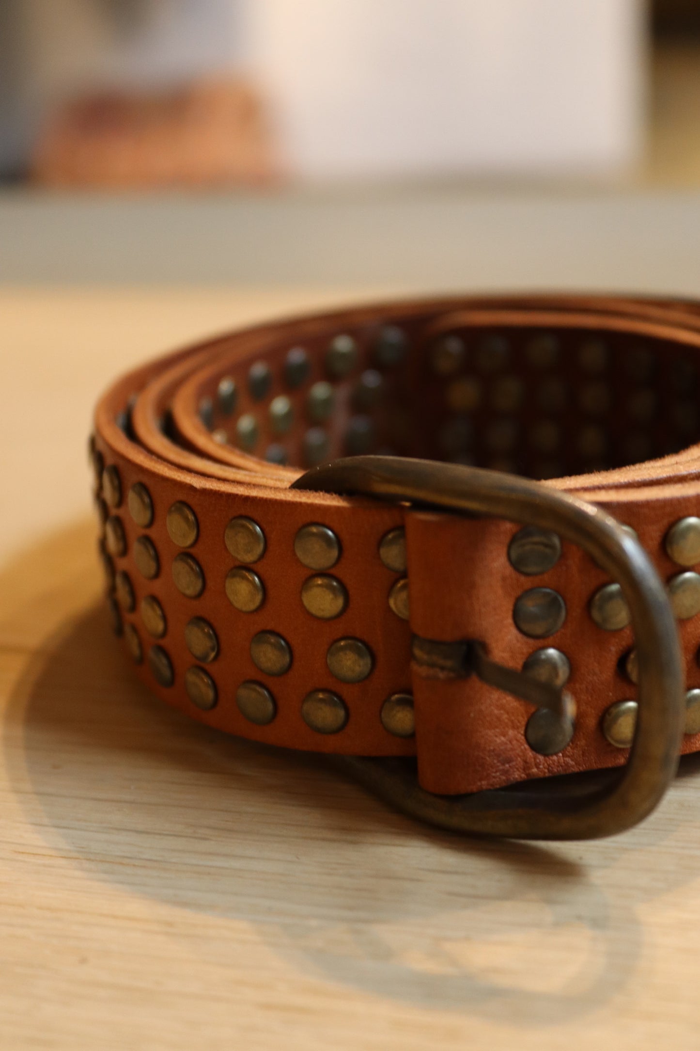 CINTURÓN MULTI TACHUELA NATURAL