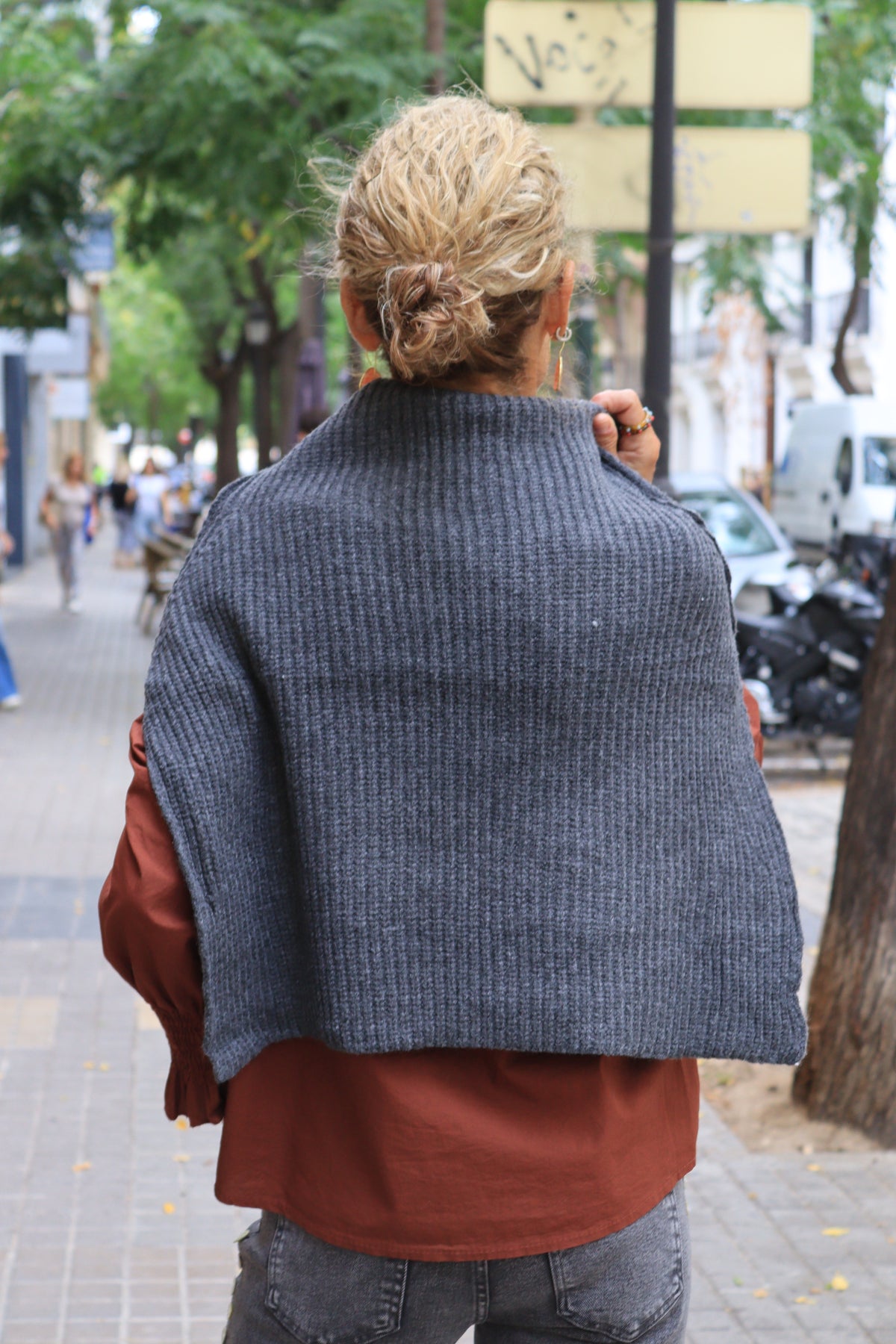 PONCHO CORTO GRIS
