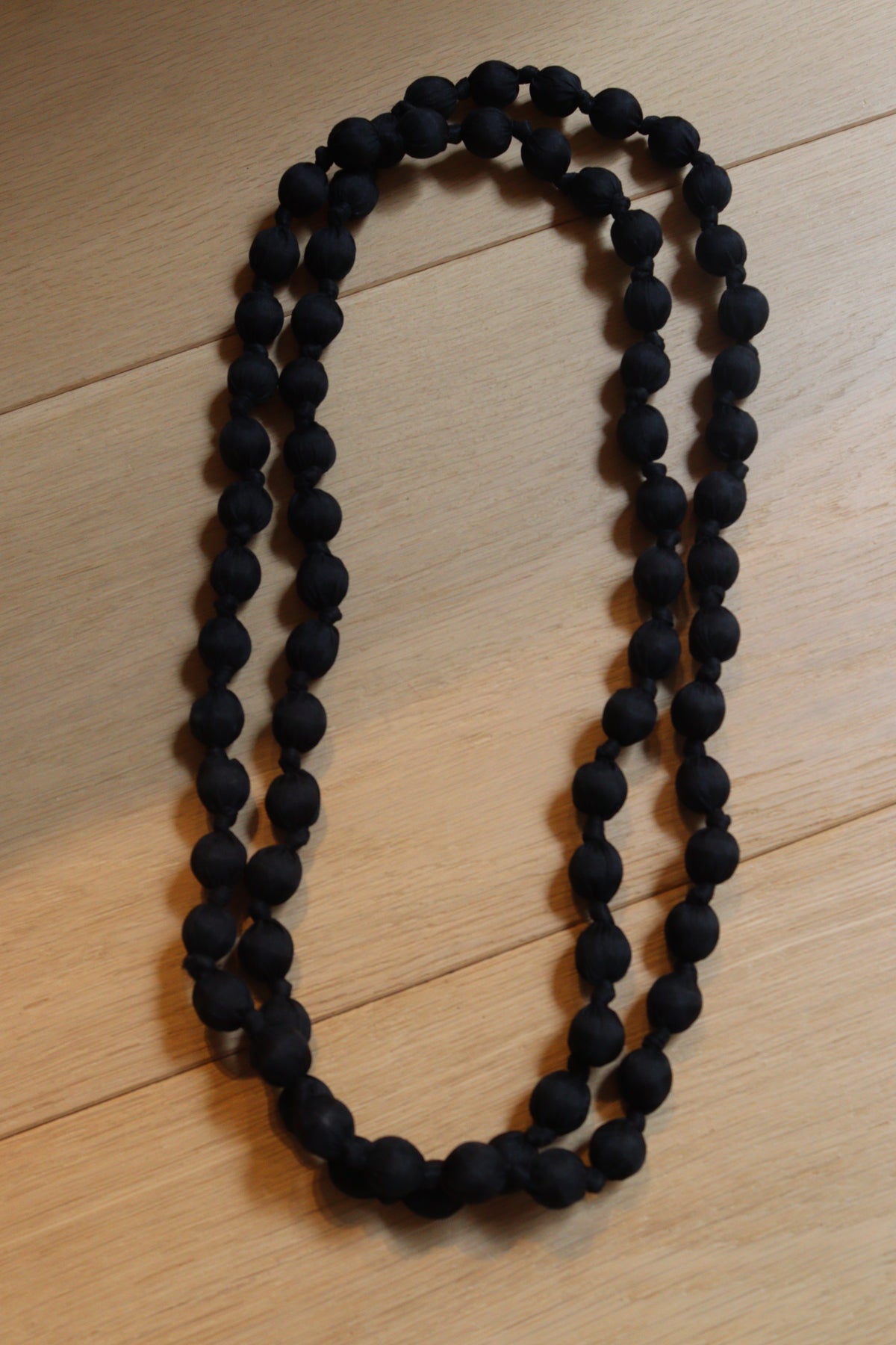 COLLAR BOLAS NEGRO