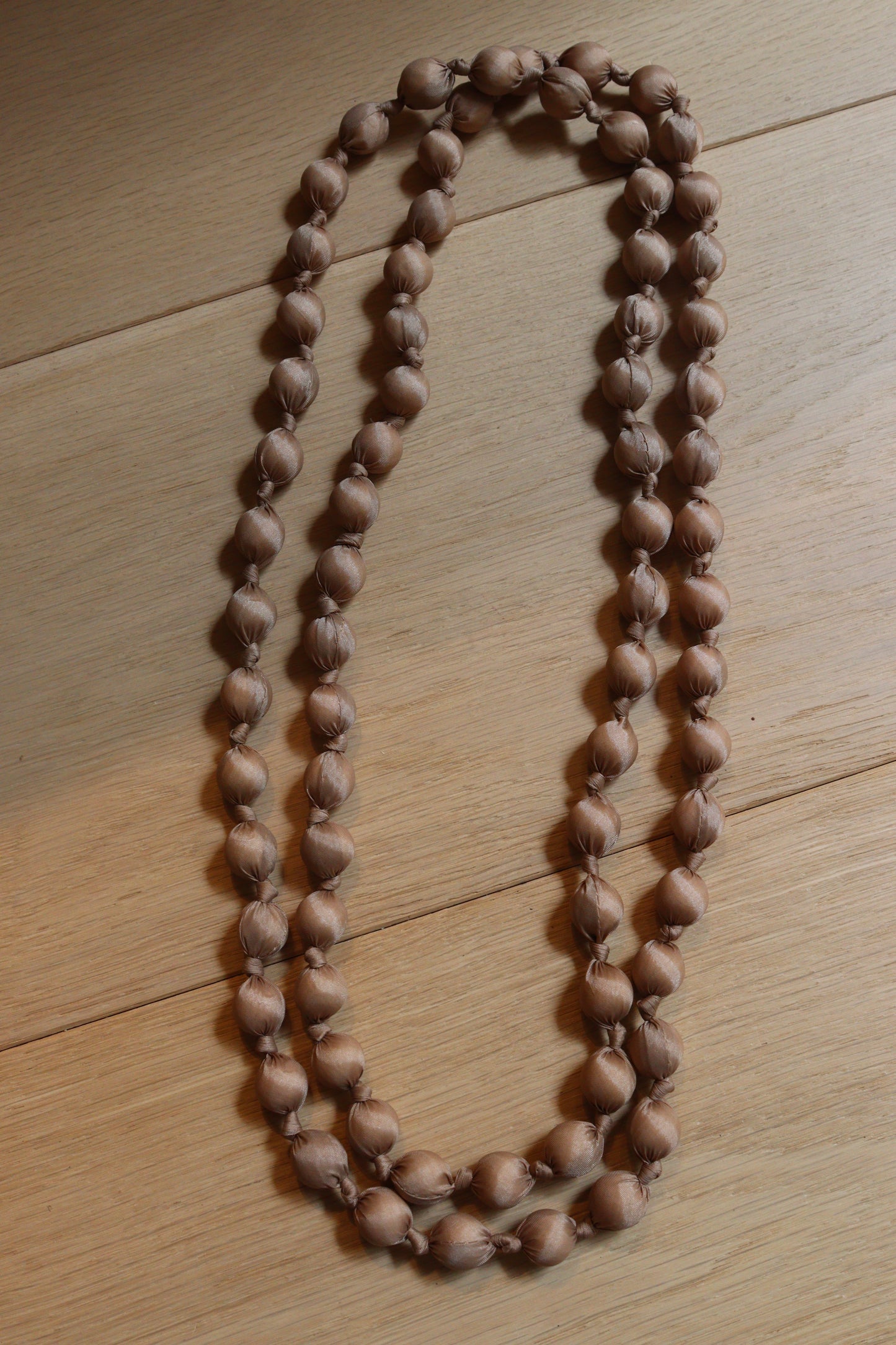 COLLAR BOLAS BEIGE