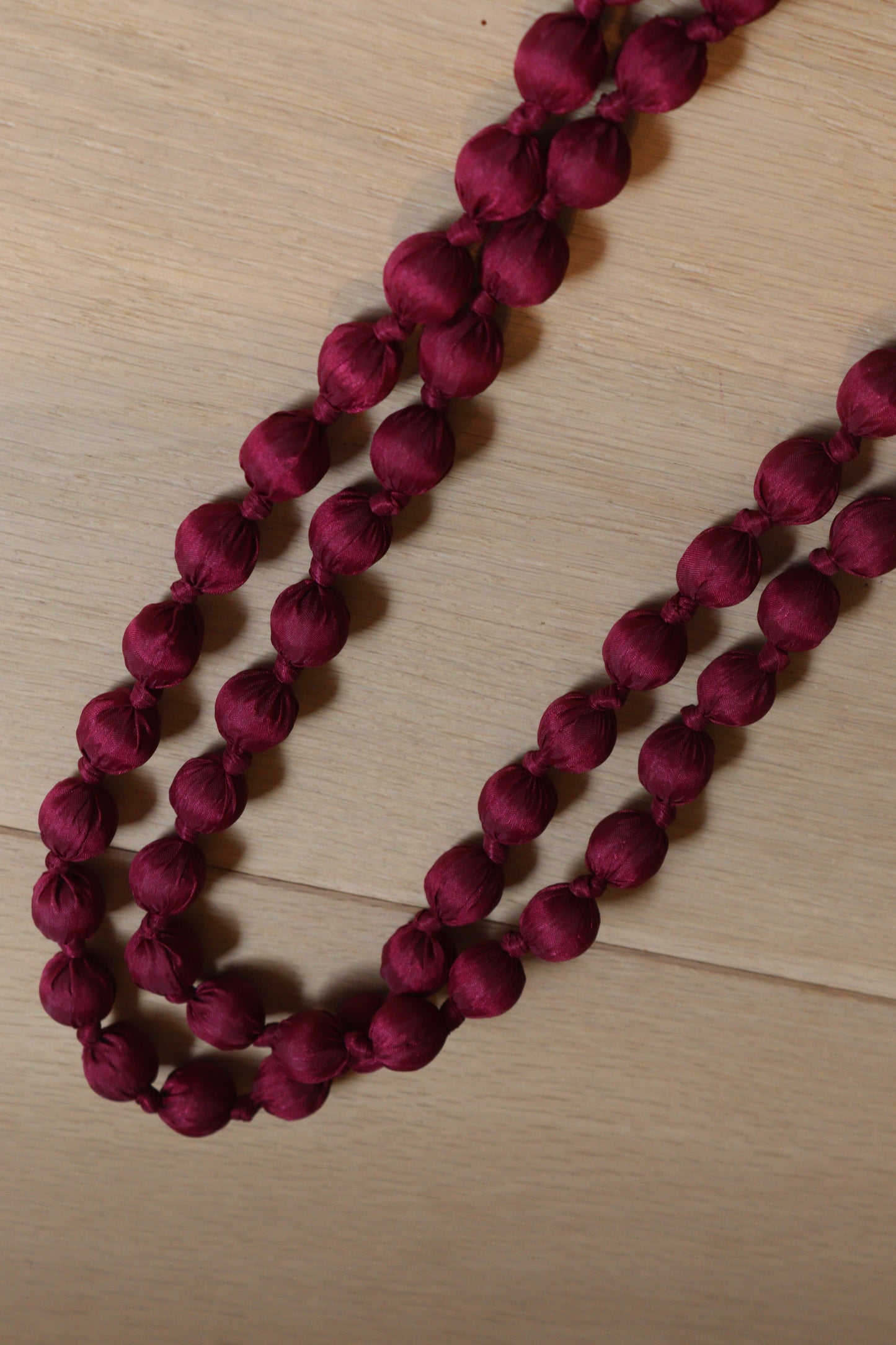 COLLAR BOLAS VINO