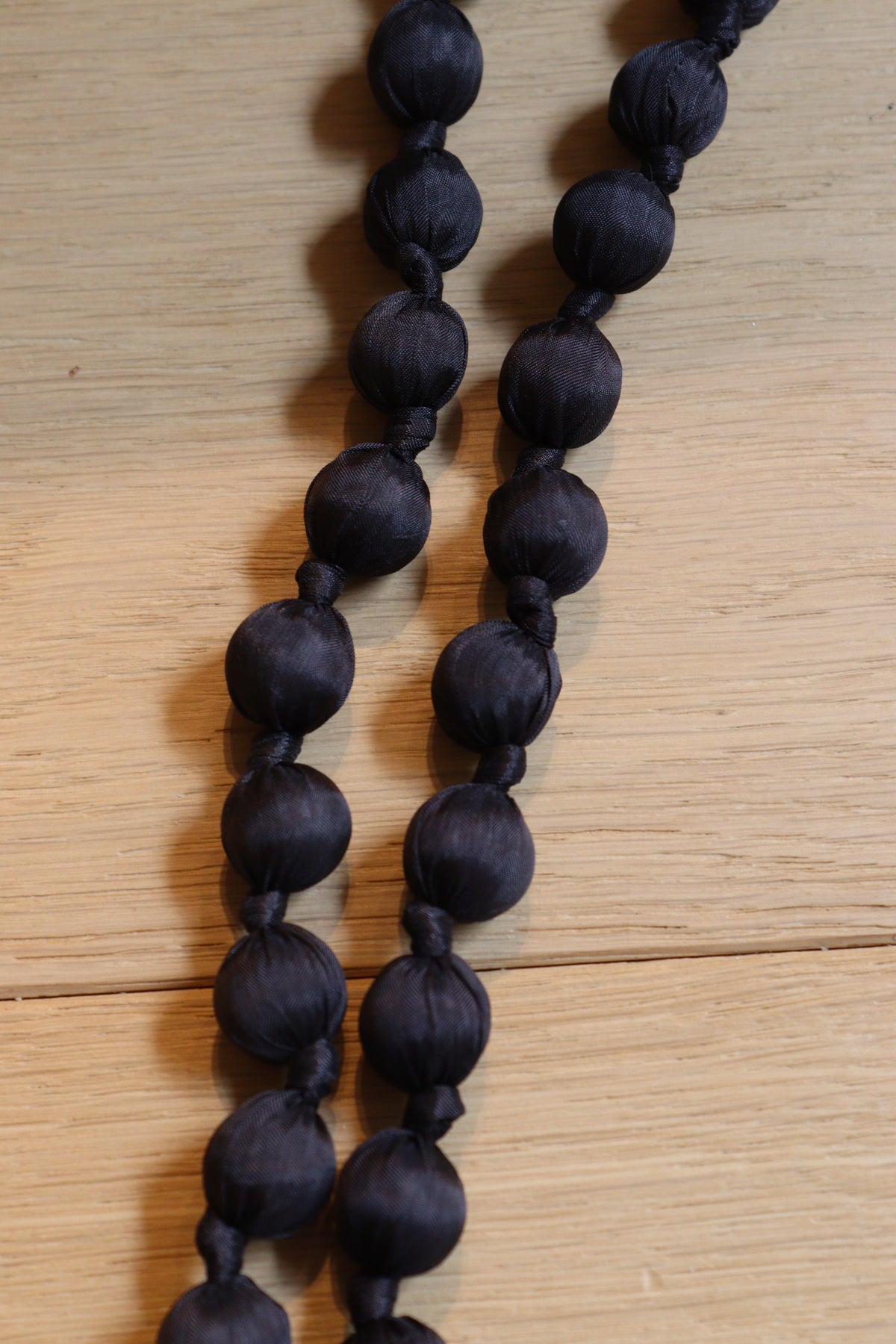 COLLAR BOLAS GRIS