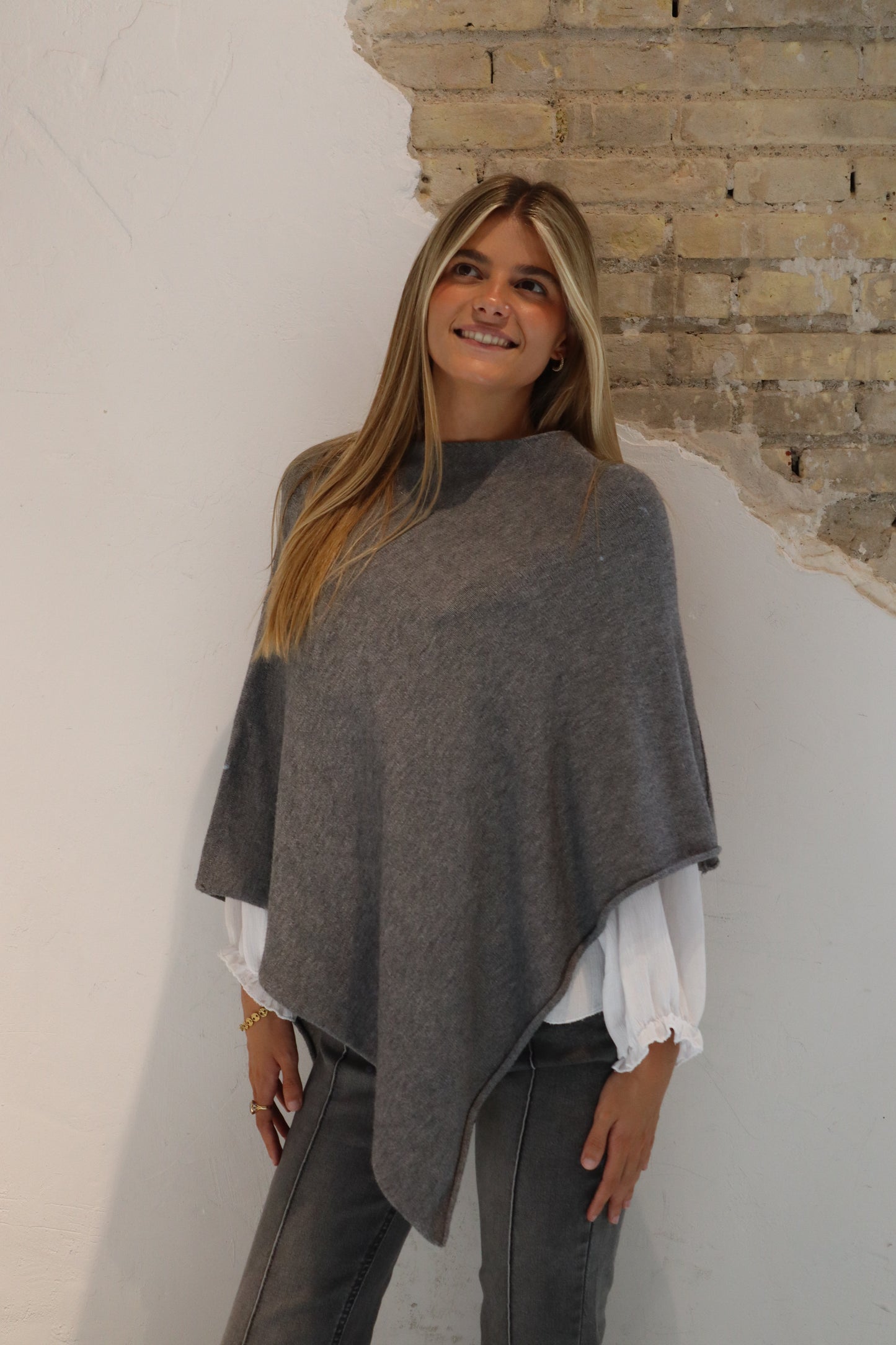 PONCHO LETI GRIS