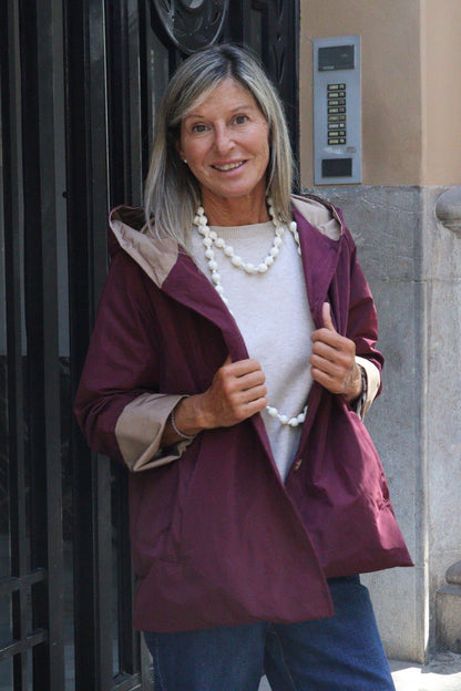GABARDINA CORTA CAPUCHA GRANATE