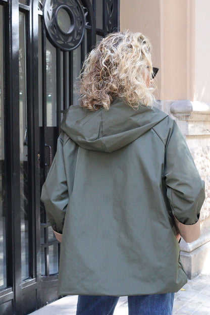 GABARDINA CORTA CAPUCHA VERDE