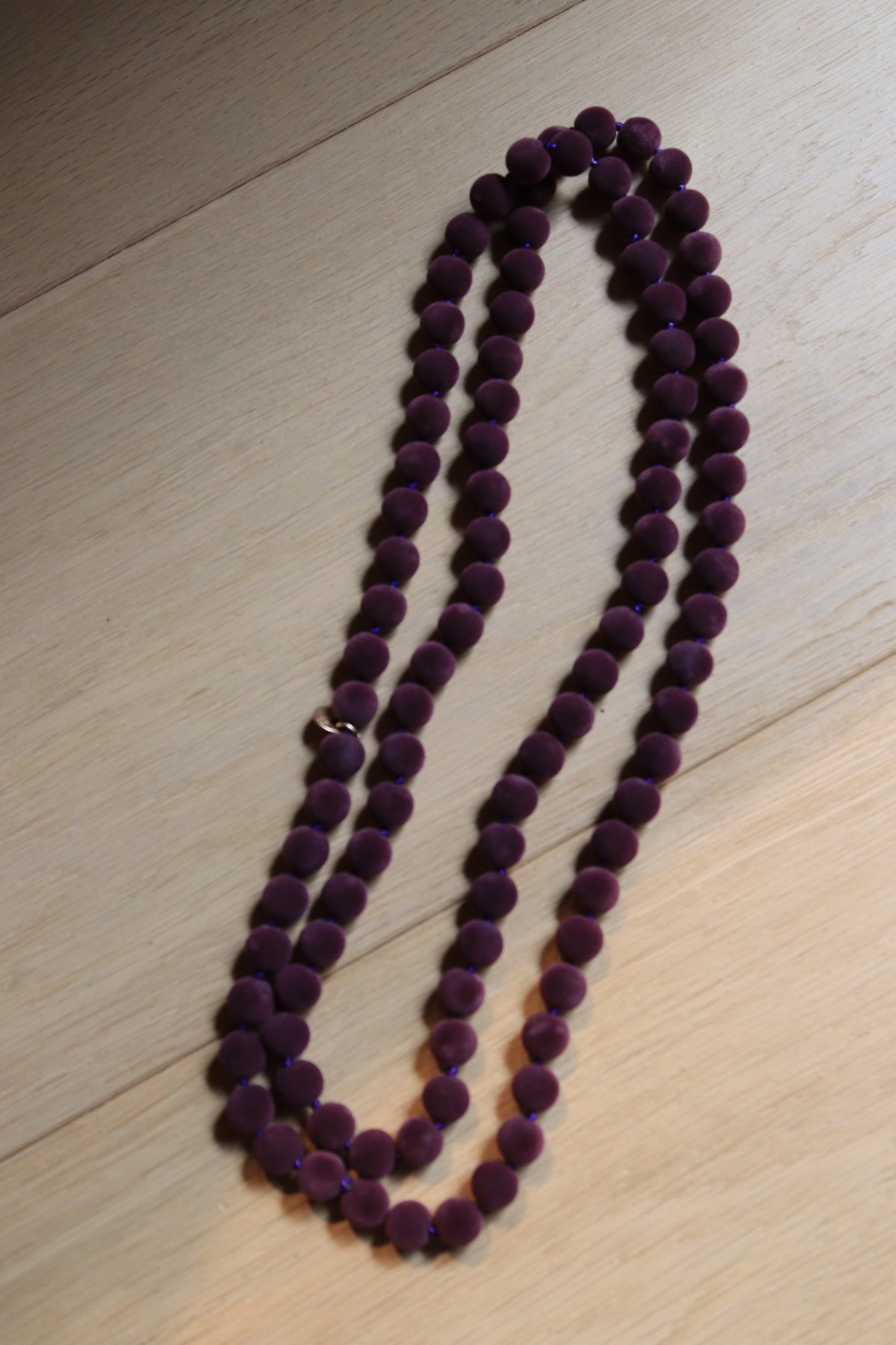 COLLAR TERCIOPELO BERENJENA