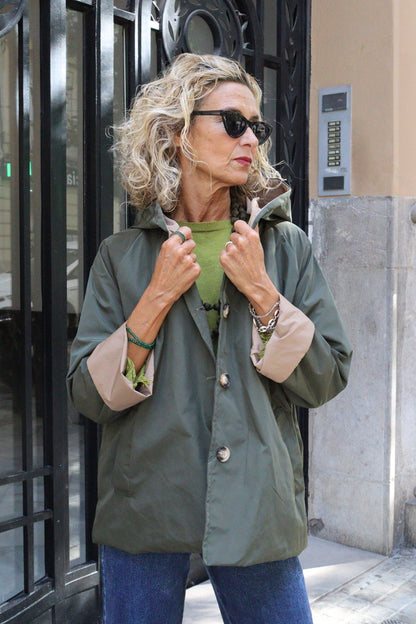 GABARDINA CORTA CAPUCHA VERDE