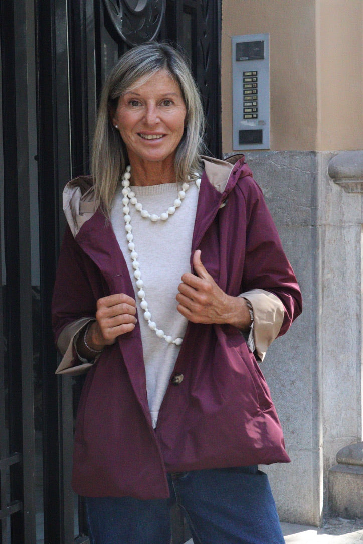 GABARDINA CORTA CAPUCHA GRANATE