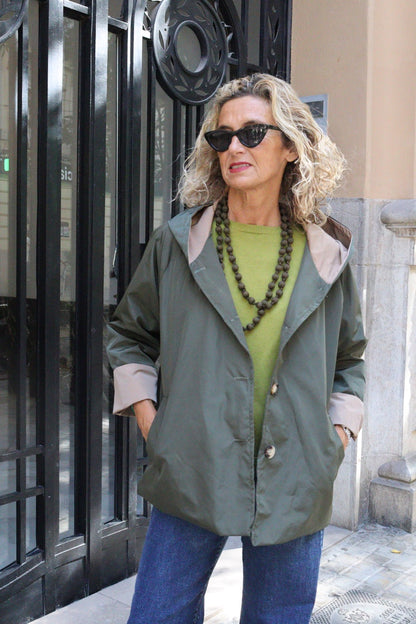 GABARDINA CORTA CAPUCHA VERDE