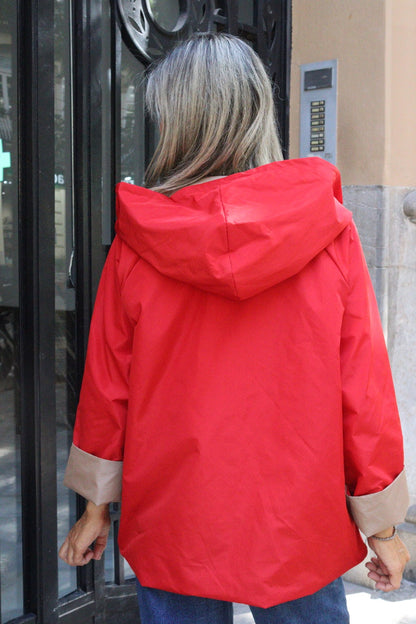GABARDINA CORTA CAPUCHA ROJO