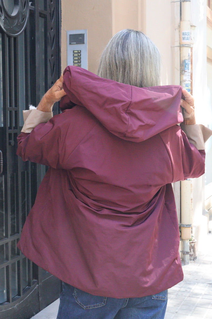 GABARDINA CORTA CAPUCHA GRANATE