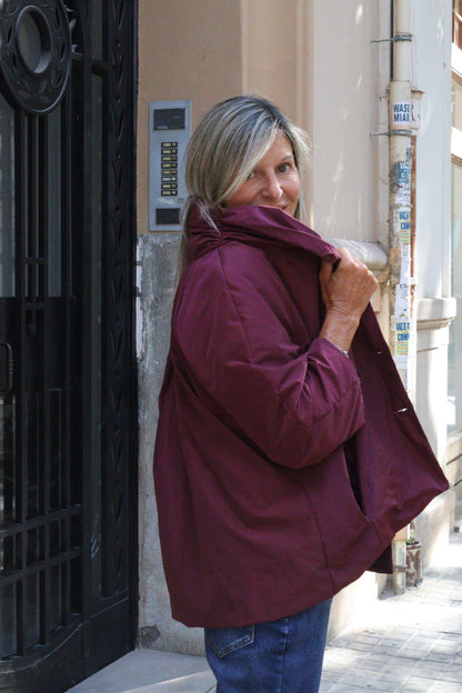 GABARDINA CORTA GRANATE