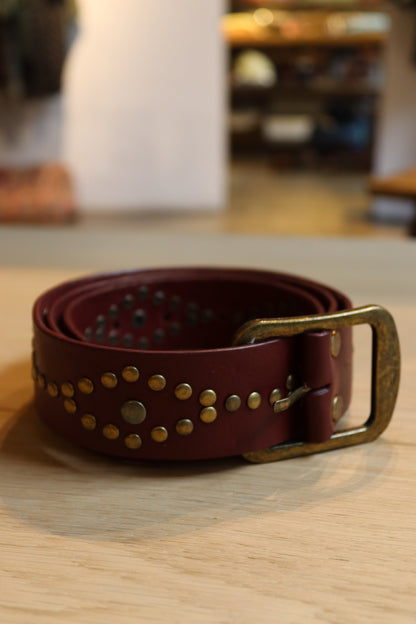 CINTURON TACHUELAS ROMBOS ROJO