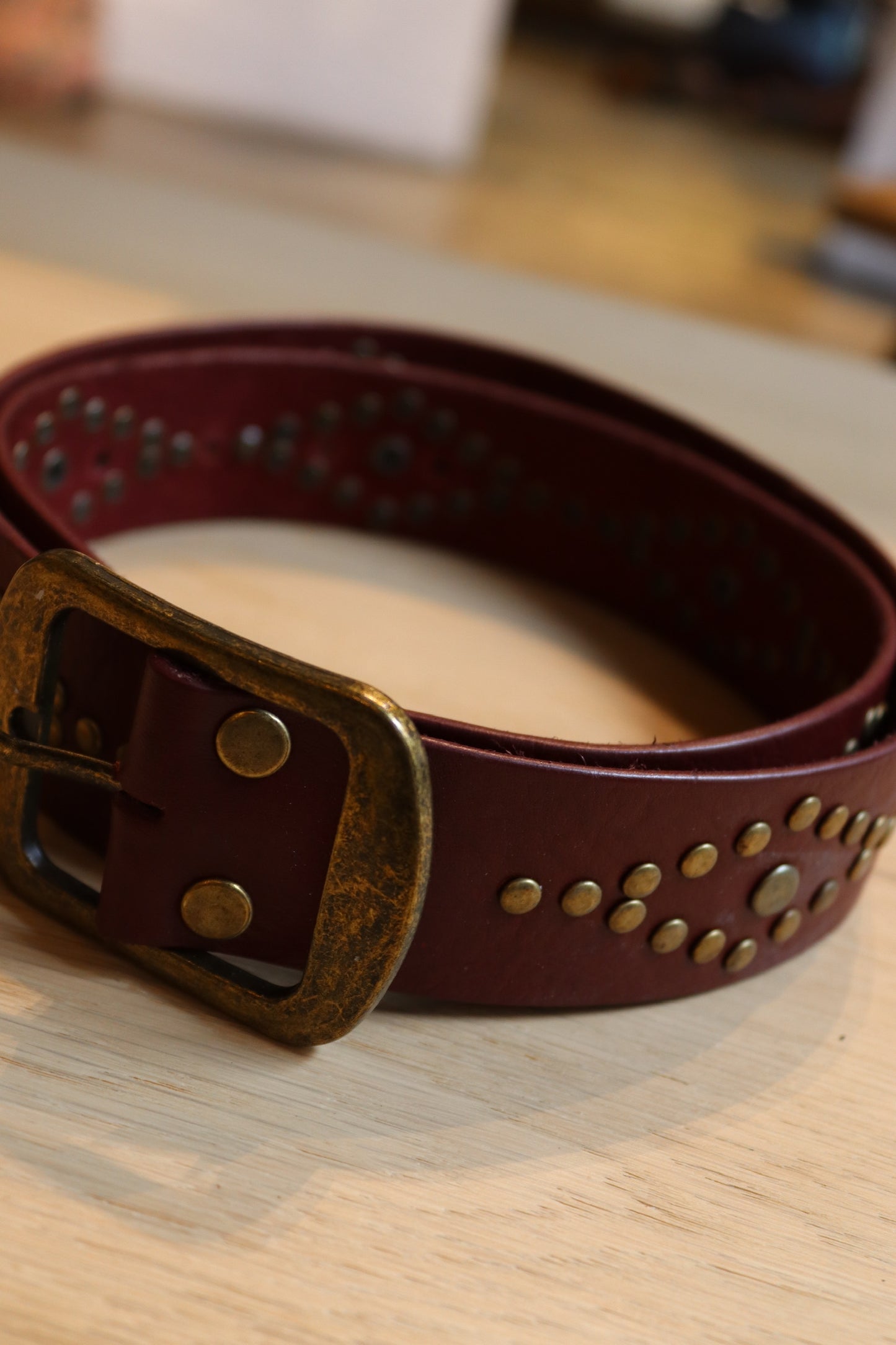 CINTURON TACHUELAS ROMBOS ROJO