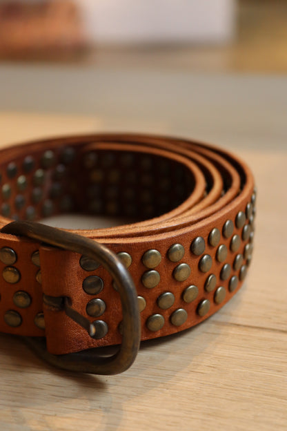 CINTURÓN MULTI TACHUELA NATURAL