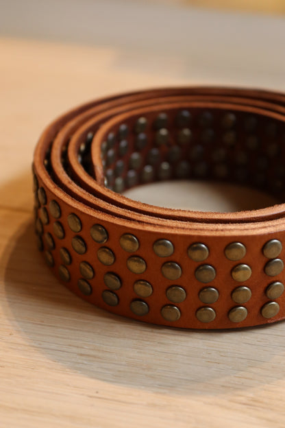 CINTURÓN MULTI TACHUELA NATURAL