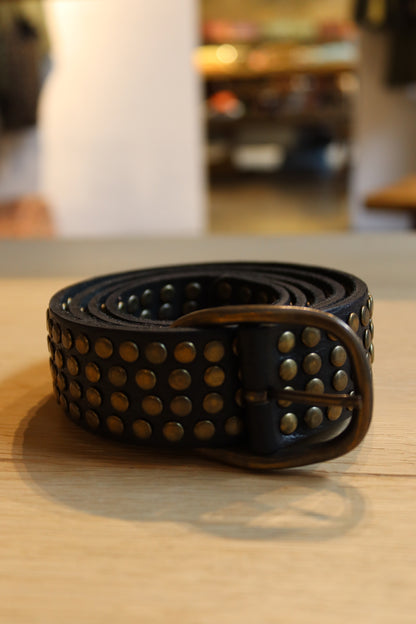 CINTURON MULTI TACHUELAS MARRÓN OSCURO