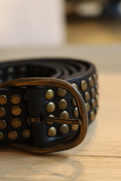 CINTURON MULTI TACHUELAS MARRÓN OSCURO