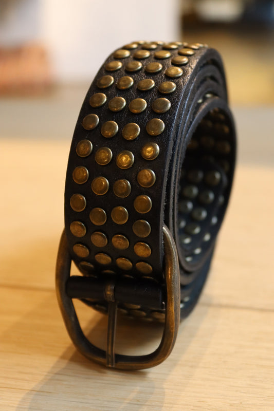 CINTURON MULTI TACHUELAS MARRÓN OSCURO