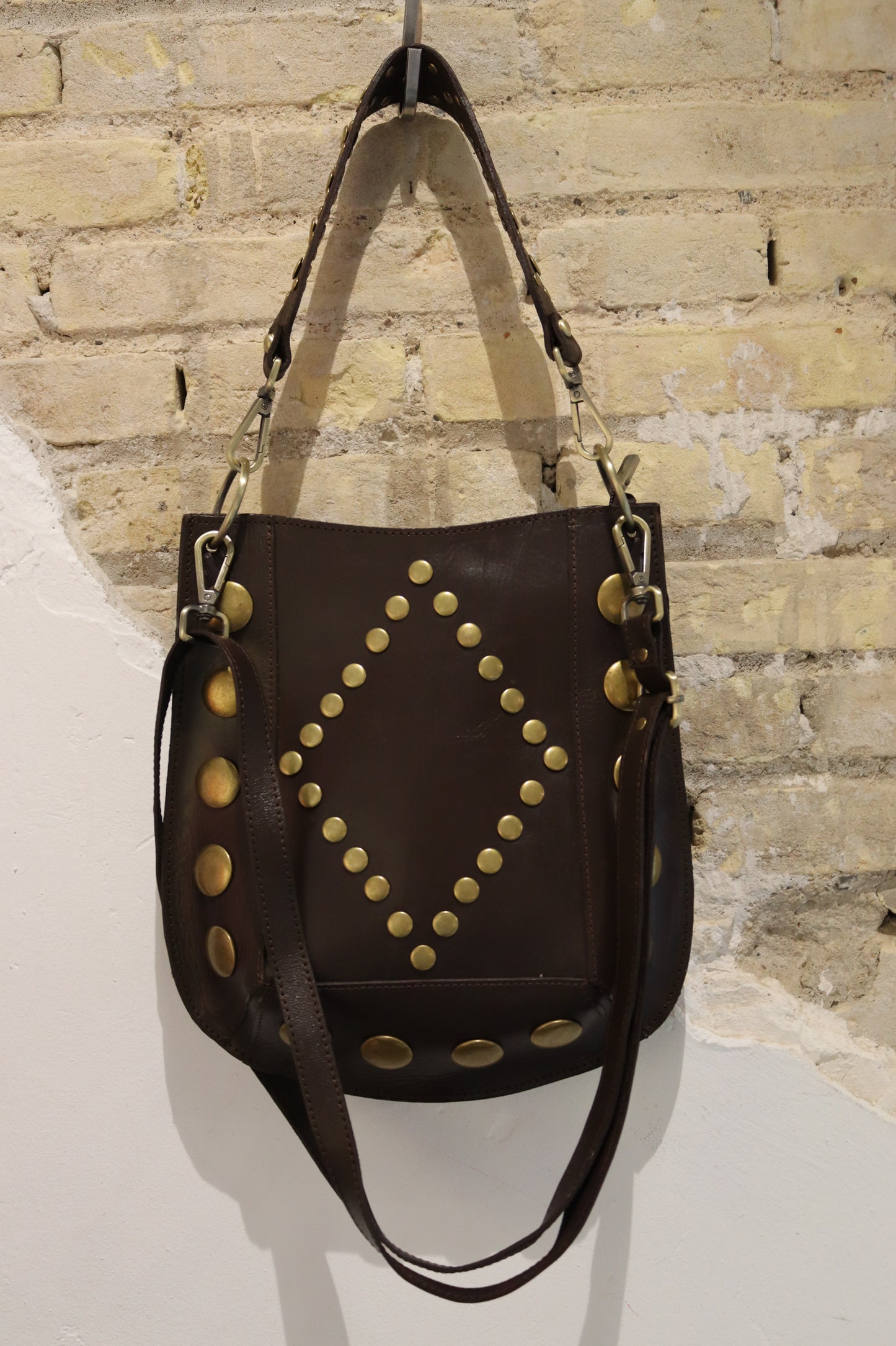 BOLSO TACHAS MARRÓN