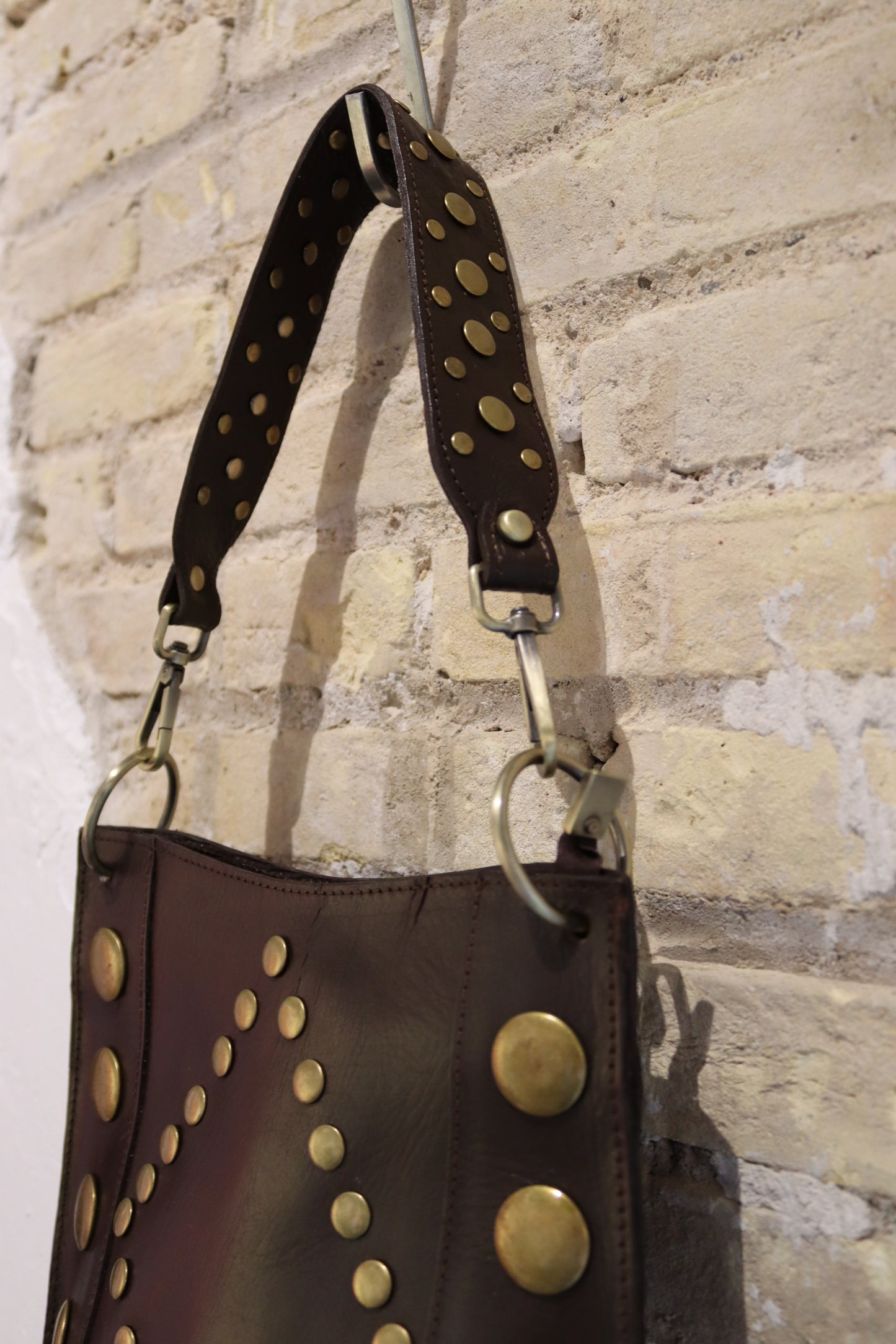 BOLSO TACHAS MARRÓN