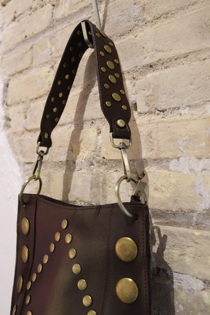 BOLSO TACHAS MARRÓN