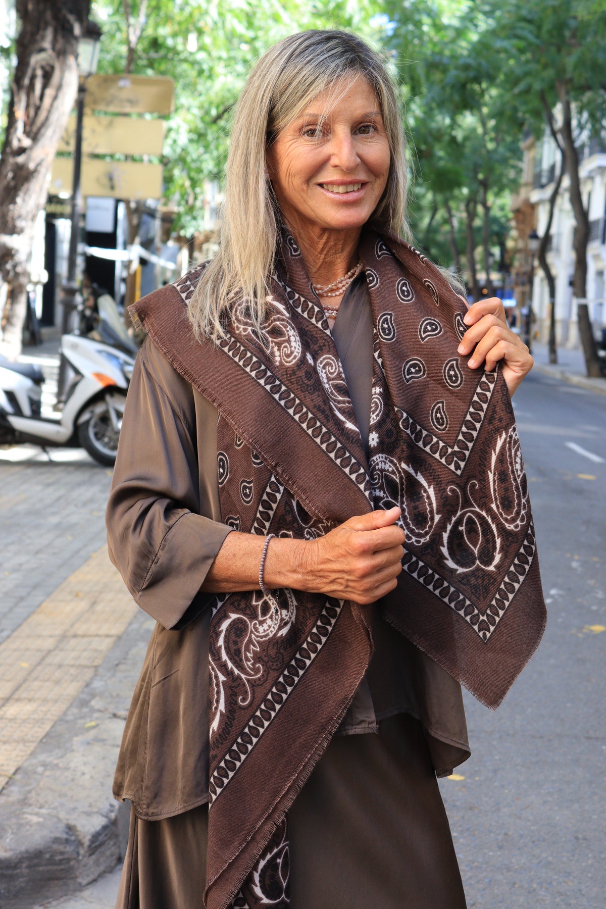 PAÑUELO PAISLEY MARRON
