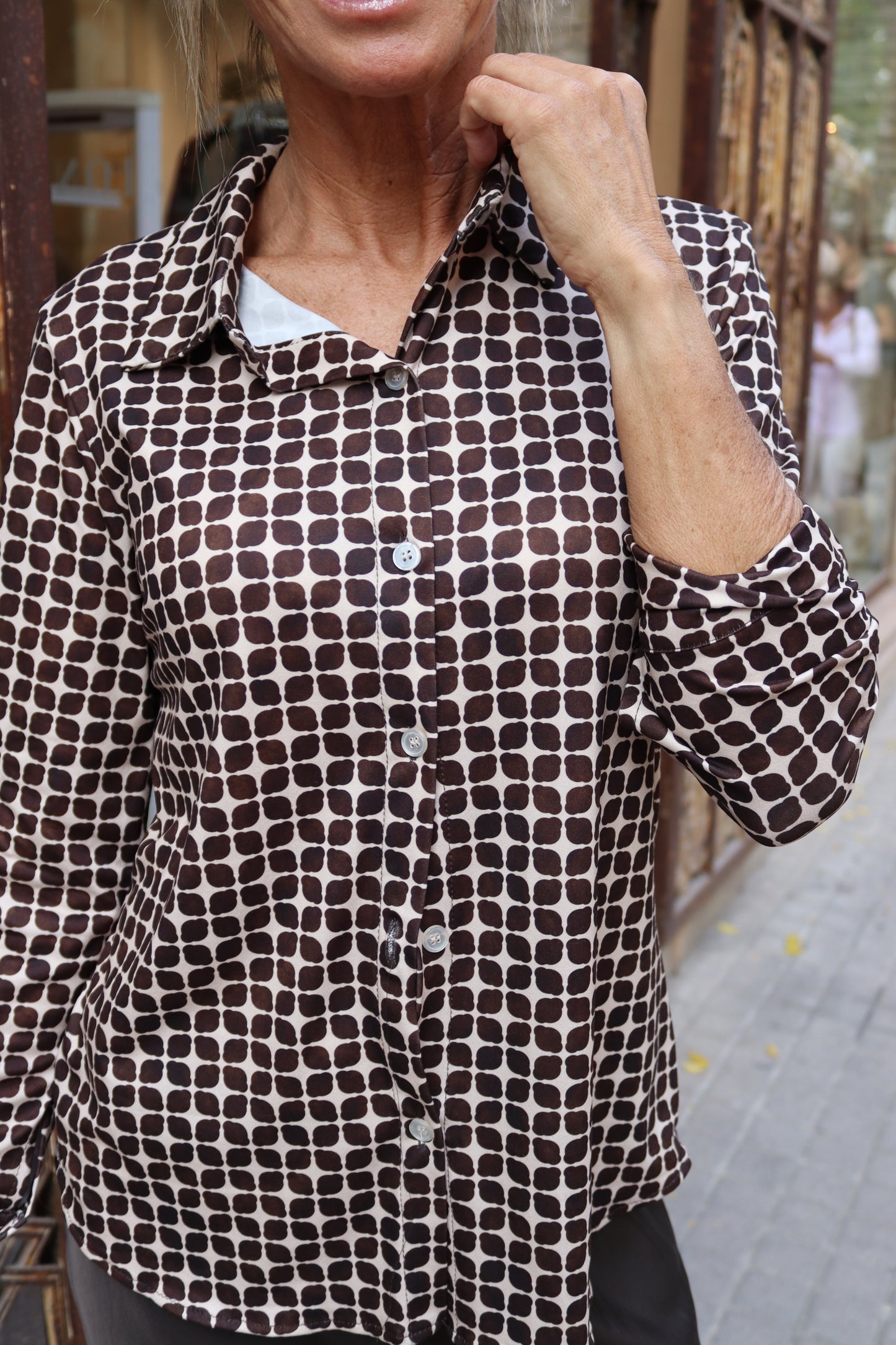 CAMISETA PUNTO ESTAMPADA MARRÓN