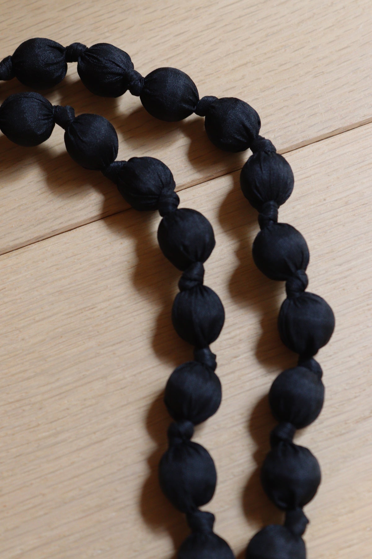 COLLAR BOLAS NEGRO