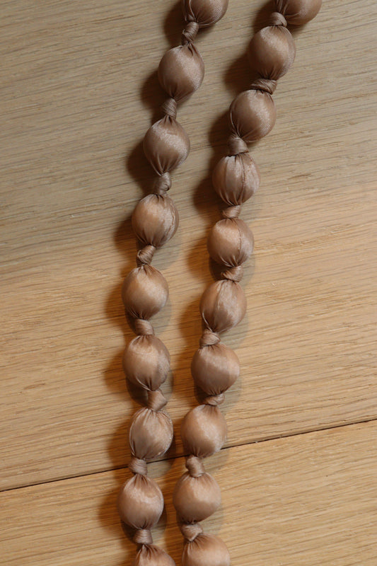 COLLAR BOLAS BEIGE