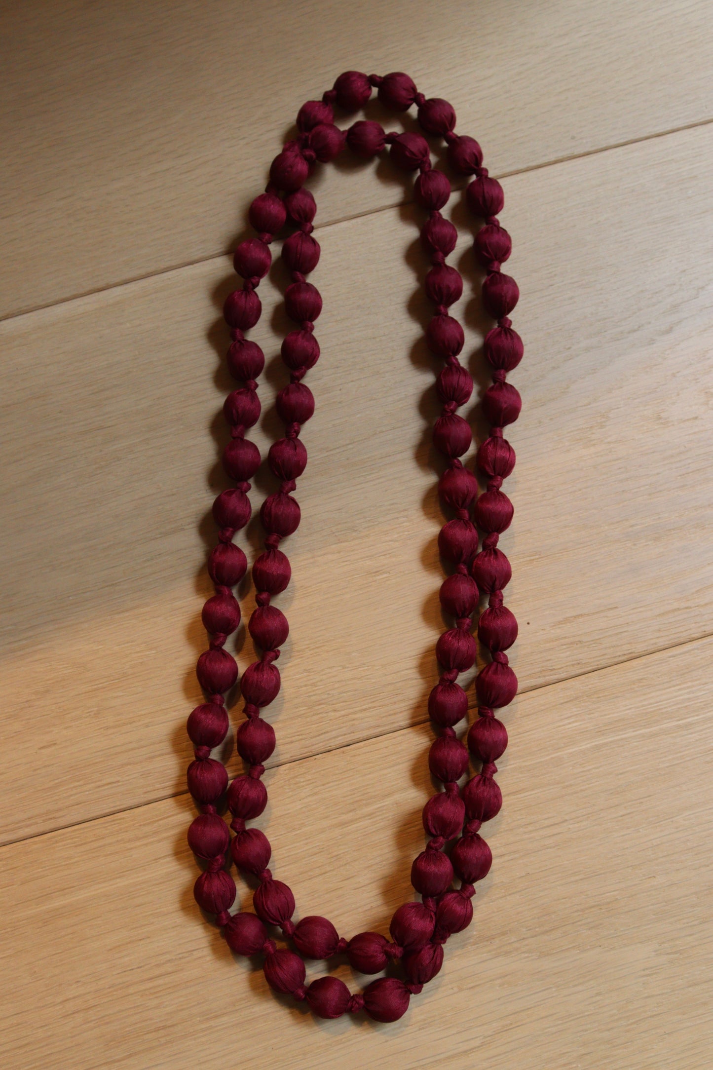 COLLAR BOLAS VINO