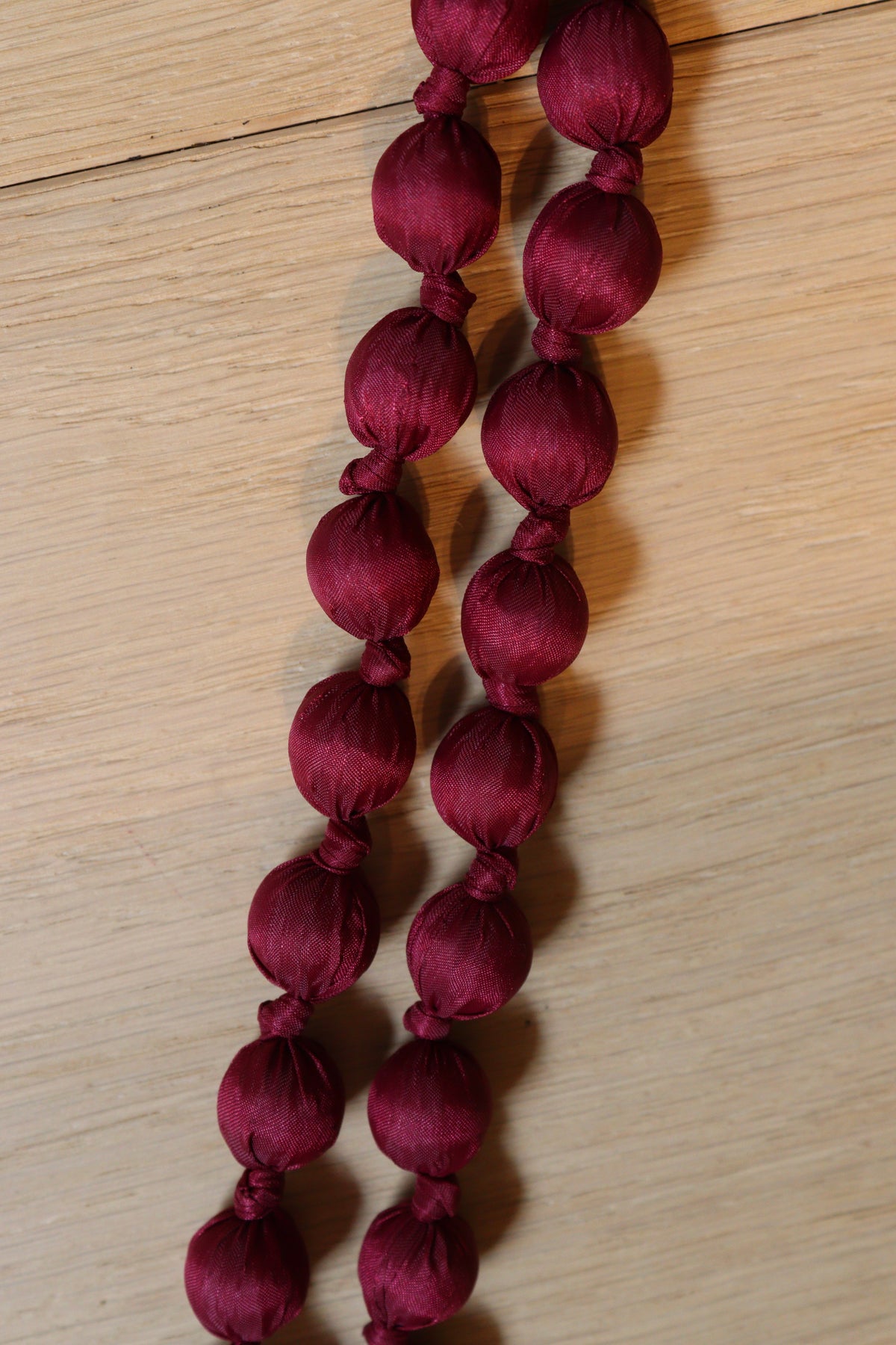 COLLAR BOLAS VINO