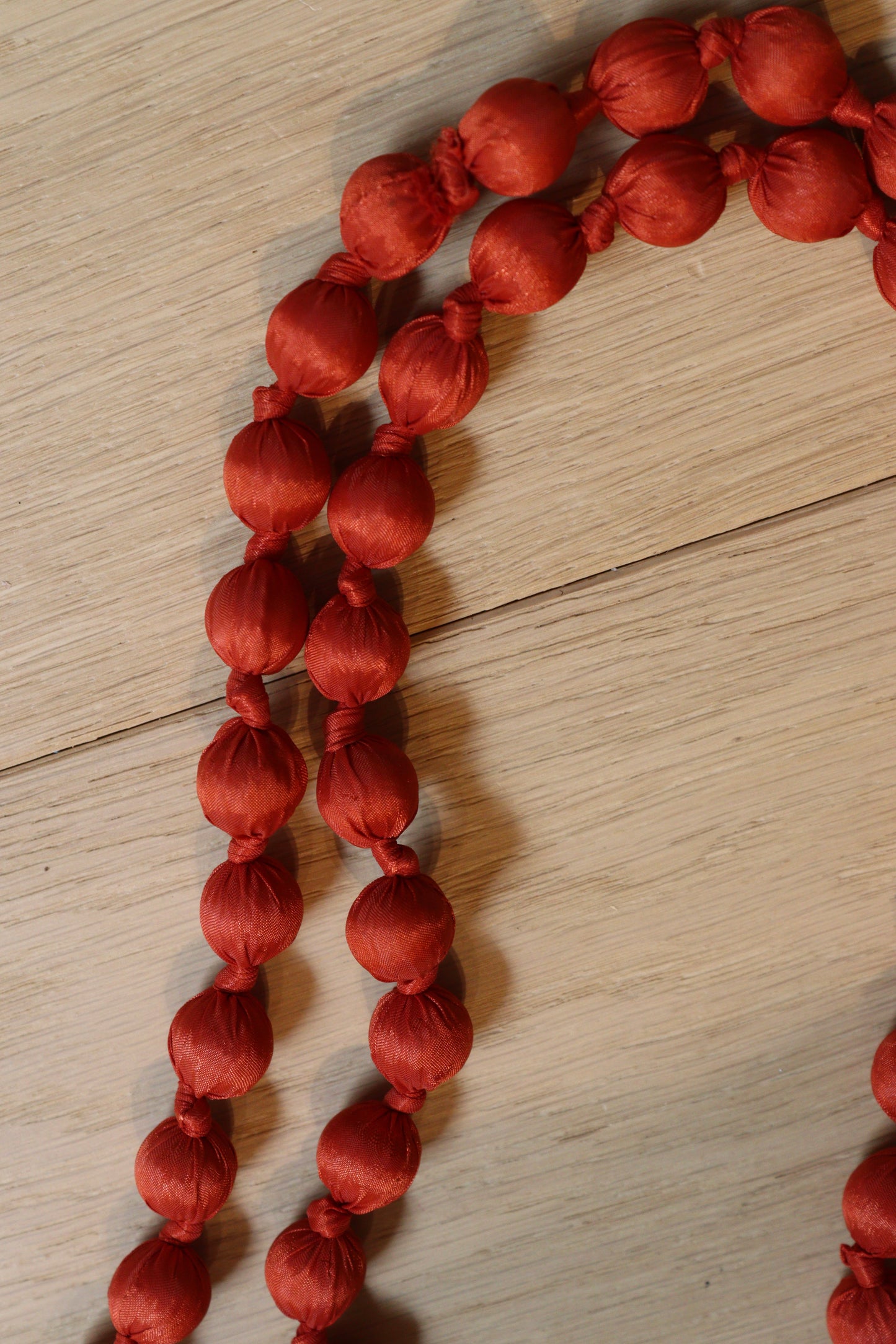 COLLAR BOLAS TEJA