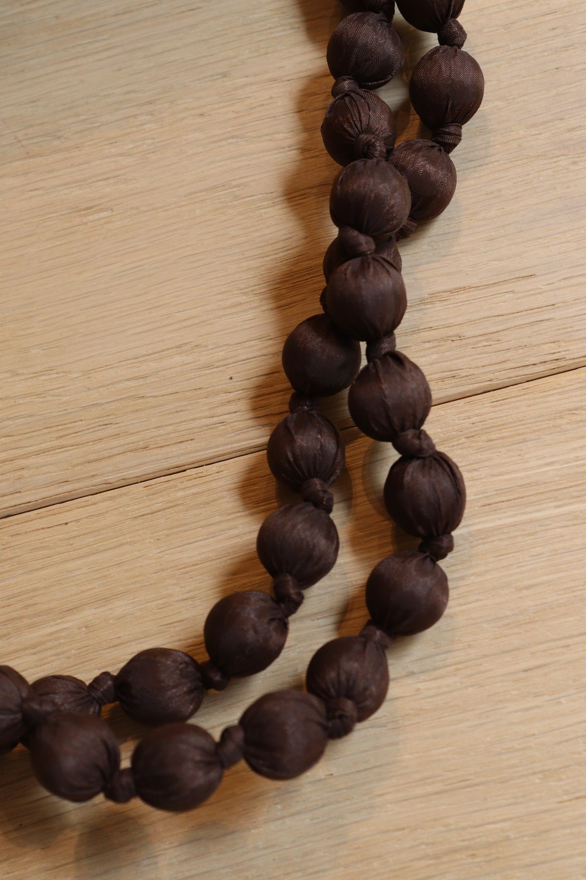 COLLAR BOLAS MARRON