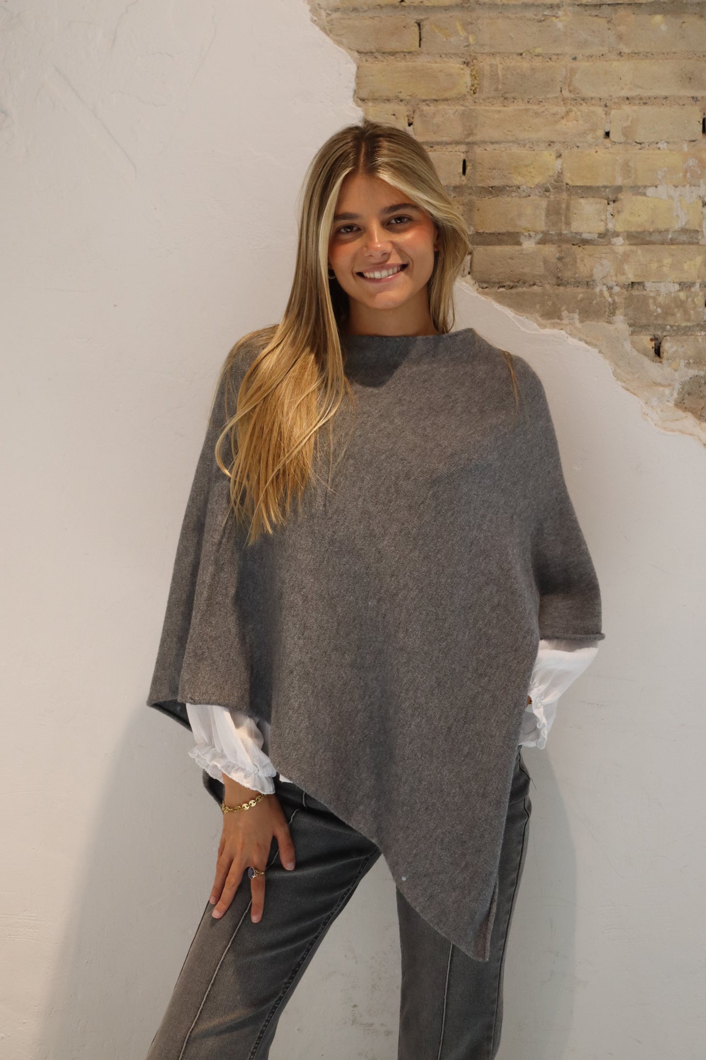 PONCHO LETI GRIS