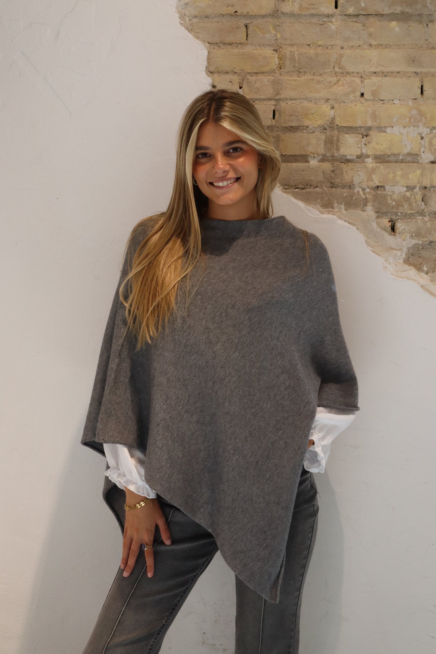 PONCHO LETI GRIS