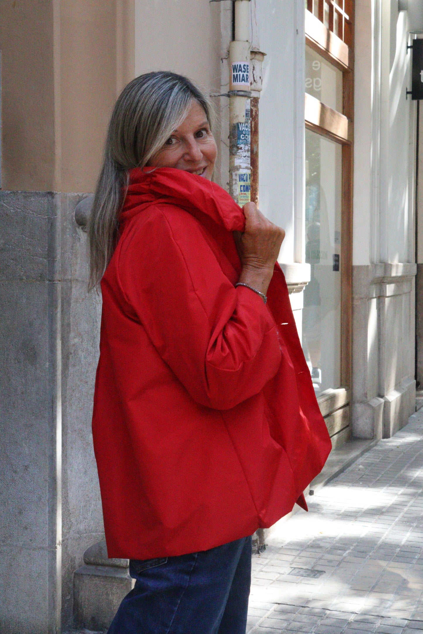 GABARDINA CORTA ROJA