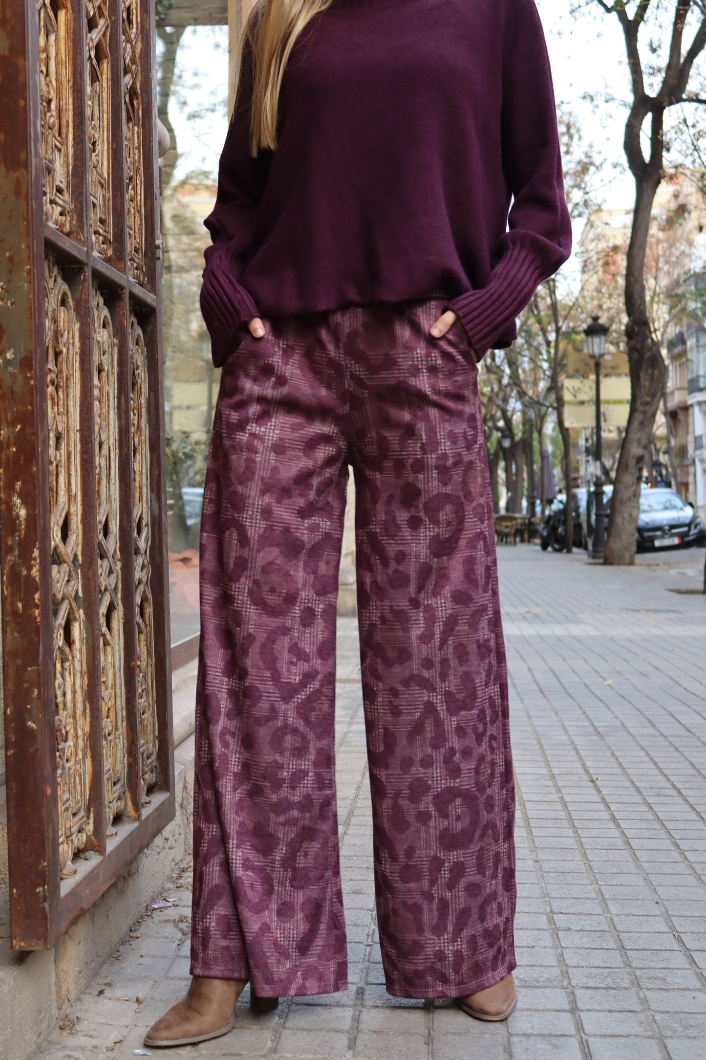 PANTALÓN ANIMAL PRINT BURDEOS